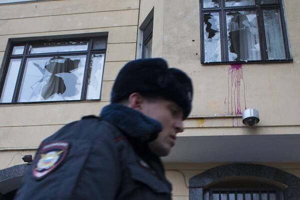 Na tureckou ambasádu v Moskvě zaútočil dav, kameny rozbil okna