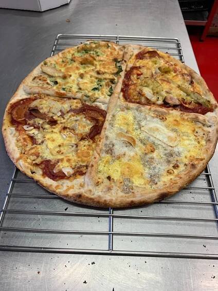 Velká pizza Don Corleone: 45 cm, na každé čtvrtce jiné obložení