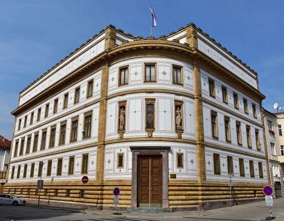 Súbor:Banská Bystrica, Slovakia - building of the bank.JPG