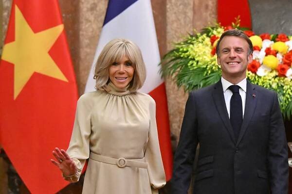 Francouzský prezident Emmanule Macron s manželkou Brigitte ve Vietnamu.