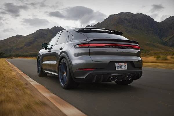 Porsche Cayenne přijíždí po faceliftu s ostřejším designem, silnějšími motory a novým interiérem