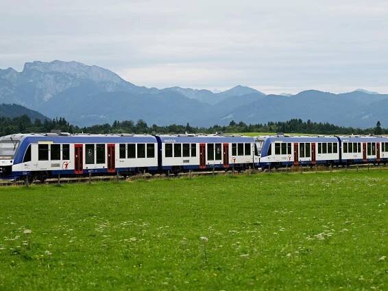 Zusammenstoß am Bahnübergang Schliersee: Zug schleift Auto mit