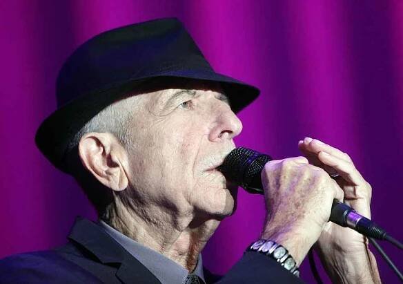 Kanadský básník a písničkář Leonard Cohen se dočkal při nedělním koncertu v zaplněné pražské O2 areně bouřlivého přijetí. 