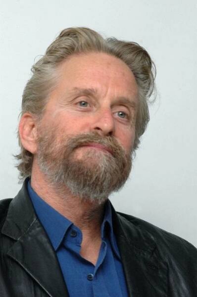 Michael Douglas se po definitivním rozchodu s Catherine přestal holit. Prospěla mu drsnější image?
