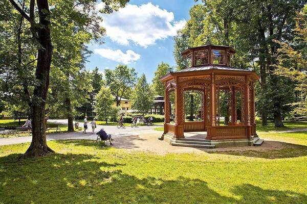 Městský park v Rožnově dostane nové chodníky