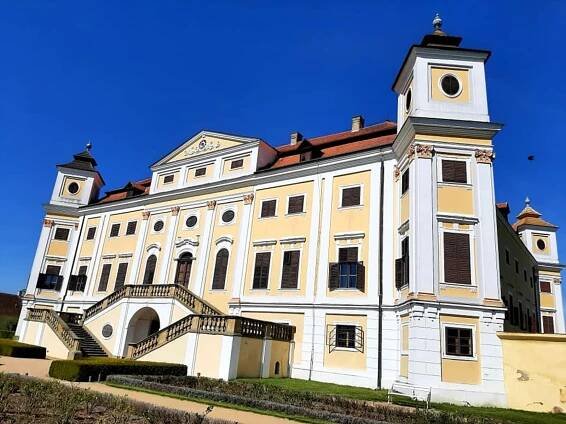 Zámek v Miloticích zve na noční prohlídky. Zavedou do časů první republiky