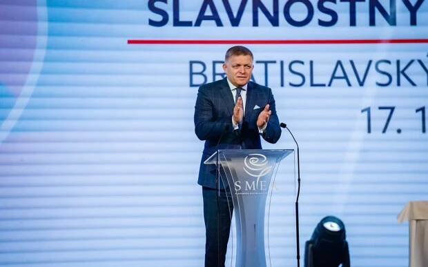 Galerie: Fico hodinu řečnil z obrazovky. Ve slovenské televizi padaly hlavy - Galerie - Echo24.cz