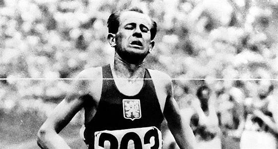 Fotogalerie: Slavná Zátopkova fotka z olympiády v Helsinkách z roku 1952, kde získal tři...
