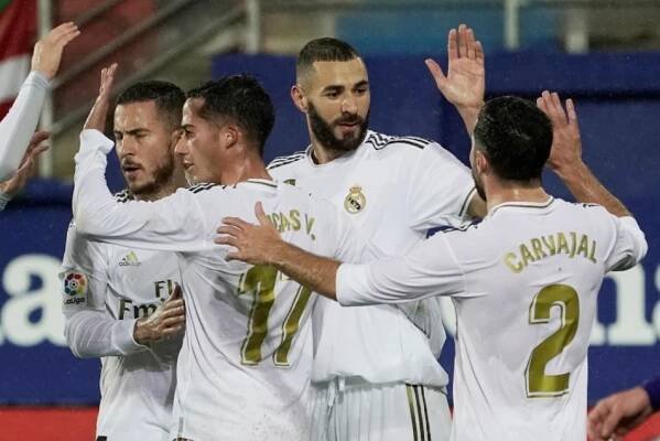 Barcelona přeskočila o skóre Real Madrid, Benzema překonal Puskáse. Seville pomohl Vaclík