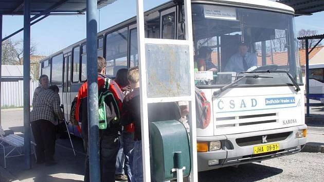 Autobusy v Telči přijedou až k vlakovému nádraží