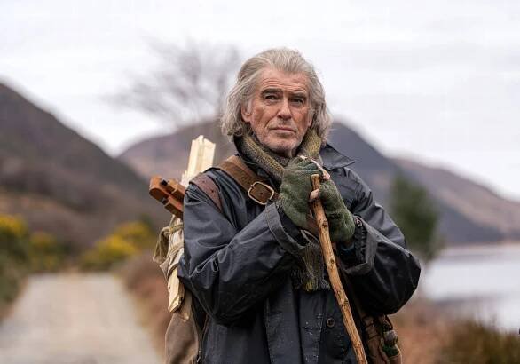 Life after Bond – There are surely viewers who barely remember he was once James Bond. Pierce Brosnan, currently hitting screens in 'Black Bag,' the latest TV show by Steven Soderbergh, has skillfully and successfully built a career entirely separate from the character created by Ian Fleming. To avoid being typecast, the actor asked the Bond producers to let him pursue other projects between films — a move that allowed him to explore a variety of genres. He joined the zany world of Tim Burton’s 'Mars Attacks!,' fell (unsuccessfully) in love with Barbra Streisand in 'The Mirror Has Two Faces,' and played a volcanologist in 'Dante’s Peak.' He also took on the role of a dashing art thief in 'The Thomas Crown Affair,' a remake of the Steve McQueen classic — though he wasn’t allowed to wear a tuxedo due to a strict rule from the 007 producers. After being dismissed from the Bond franchise, Brosnan achieved the biggest box office success of his career. He played one of Meryl Streep’s suitors in 'Mamma Mia!,' which grossed nearly $600 million worldwide. He’s kept up a blistering work pace and currently has half a dozen projects in production, including an adaptation of the best-selling novel 'The Thursday Murder Club,' in which he’ll solve crimes alongside Helen Mirren.
In the image, Pierce Brosnan in 'Four Letters of Love' (2024).
