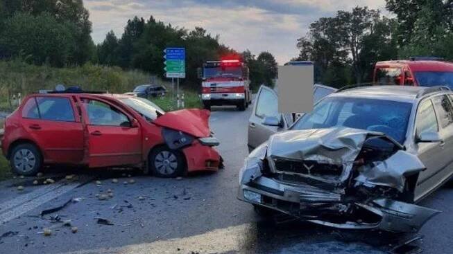U Jihlavy se srazila dvě auta. Řidiči skončili v nemocnici, škoda přes sto tisíc