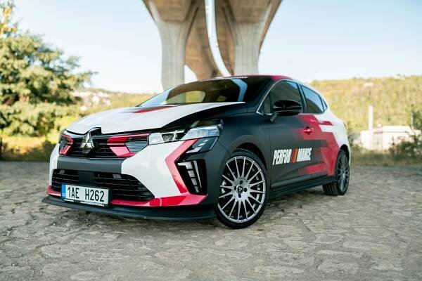 České zastoupení Mitsubishi vytunilo městský Colt na hot hatch. Oslavuje Lancer EVO i neelektrická auta