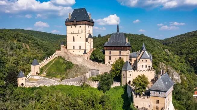Víte, kolik zaplatí rodina za vstupenky na Karlštejn?