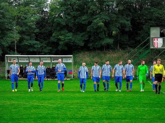 9. kolo krajského přeboru: FC Chotíkov 1932 - FK Okula Nýrsko (na snímku fotbalisté v modrobílých dresech) 2:1 (2:1).
