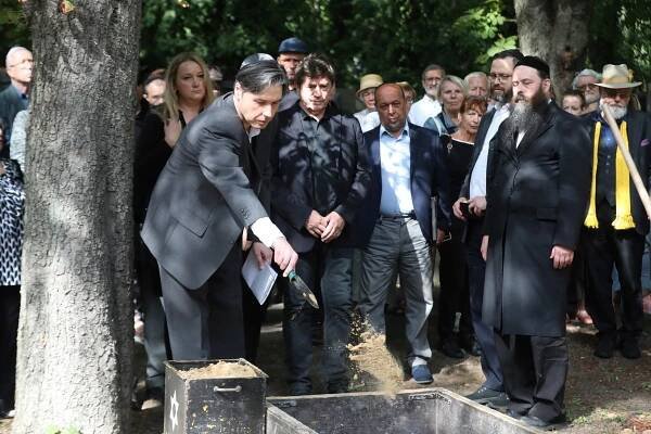 Židovský pohřeb zpěvačky Yvonne Přenosilové (†76): Jarmulky, »ztracený« syn a slzy kamarádky Filipovské