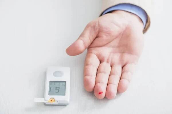 Muž opatření cukru úroveň s glukometr — Stock obrázek