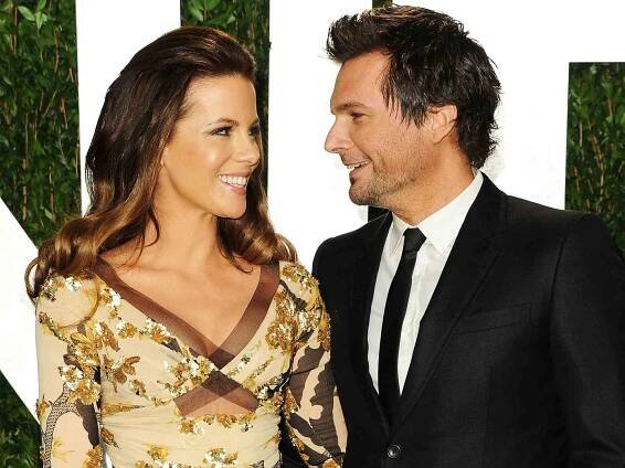 Kate Beckinsale (L) and director Len Wiseman arrive at the 2012 Vanity Fair Oscar Party hosted by Graydon Carter at Sunset Tower on February 26, 2012 in West Hollywood, California