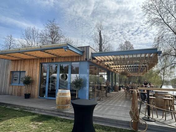 Restauraci U Lupiče otevřeli noví provozovatelé. Nabízí snídaně i večery u řeky