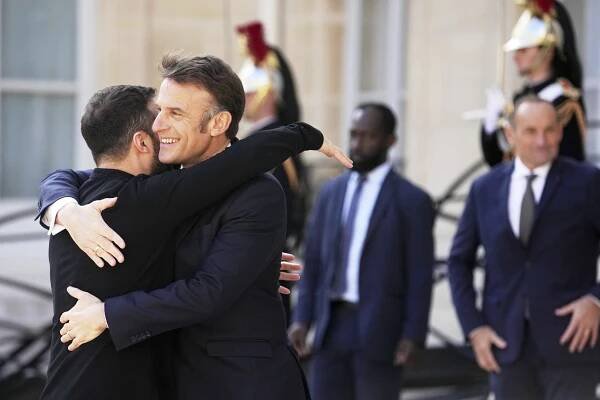 Macron odsoudil Trumpova cla: Jsou brutální! A mohutně dopadnou na ekonomiku Evropy