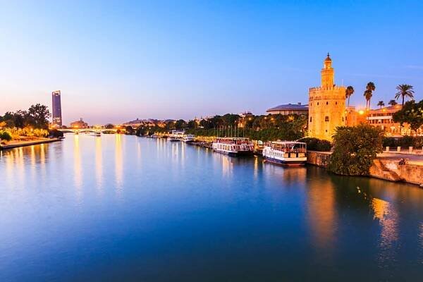 sevilla, španělsko. řeka guadalquivir a zlatá věž (torre del oro) - guadalquivir river spain - stock snímky, obrázky a fotky