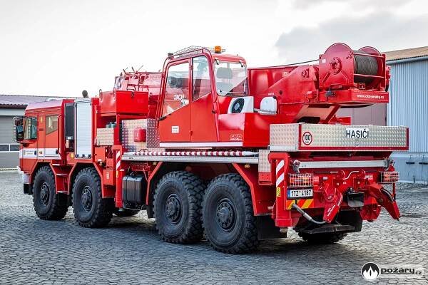 Vyprošťovací automobil Tatra Force se třemi navijáky je určen do těžkého terénu, všechna kola má řiditelná | POŽÁRY.cz