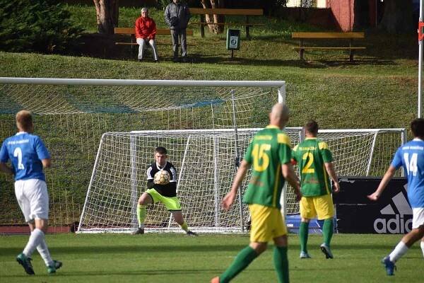 Jiskra Domažlice B (ve světle modrém) - Tlumačov, 27. kolo KPM, 29. května 2022.