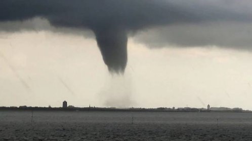 Nizozemsko zasáhla silná bouře s tornádem: Jeden mrtvý a deset zraněných