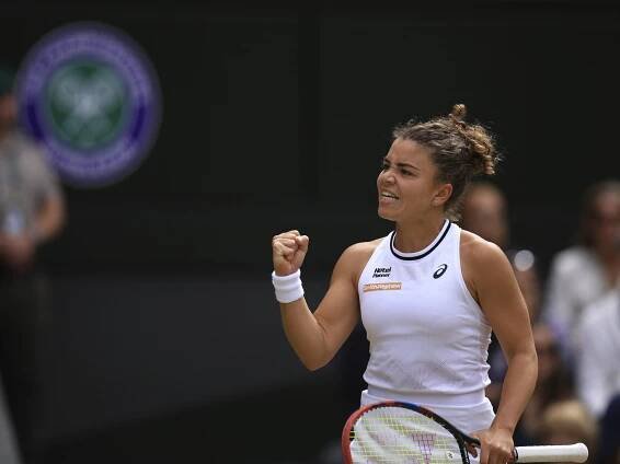 Barbora Krejčíková slaví. Ve finále Wimbledonu přehrála Italku Paoliniovou
