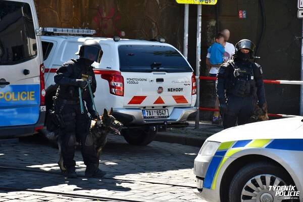 Do Prahy dorazili fanoušci Baníku Ostrava, na Letnou je doprovodili policisté | Týdeník Policie