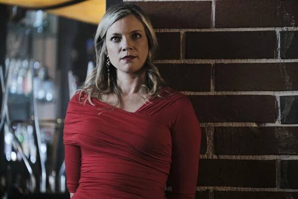 MacGyver - Mardi Gras Beads + Chair - Z filmu - Amy Smart