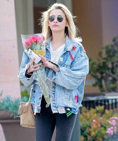 EXCLUSIVE: Paris Jackson buys a bouquet of red roses from Ralph's