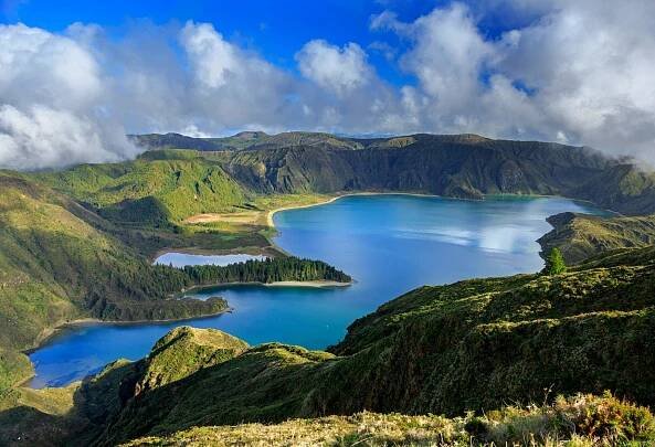 lagoa do fogo a zelené údolí na ostrově san miguel - azory - stock snímky, obrázky a fotky