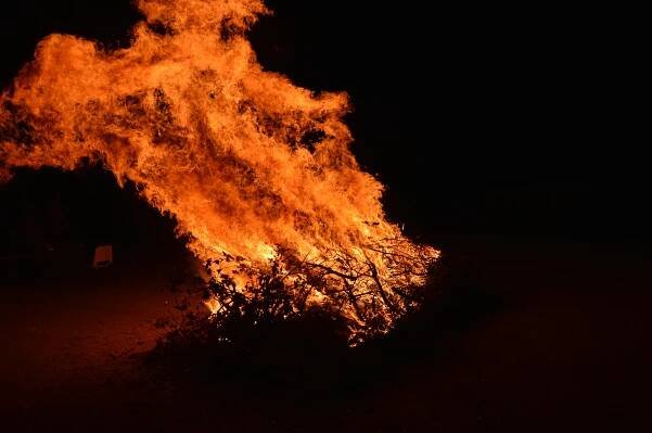 Základová fotografie na téma atmosférické teplo, carbonitzadademadère, červené teplo, charcoal fire, doutnající, dřevěné