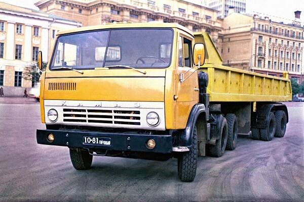 Legendární ruský výrobce nákladních aut slaví. První Kamaz vyrobili před 45 lety