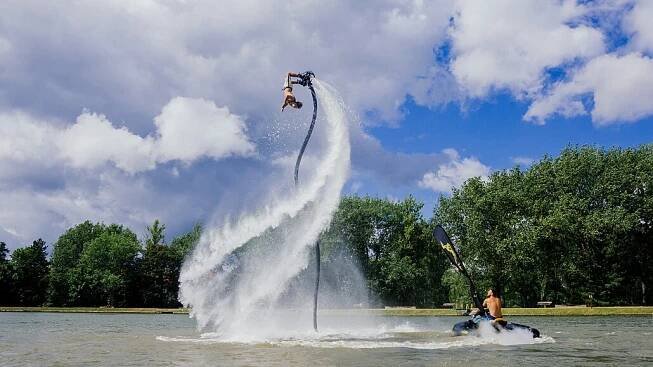 Těžko si můžeme představit, co zažívá flyboardista, dokud si to...