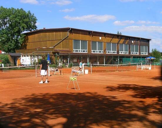 Soubor:Tennis Centre, Prague Nebušice.jpg – Wikipedie