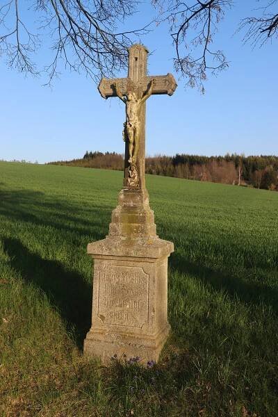 Soubor:Overview of wayside cross near road near Budkov, Třebíč District.jpg – Wikipedie