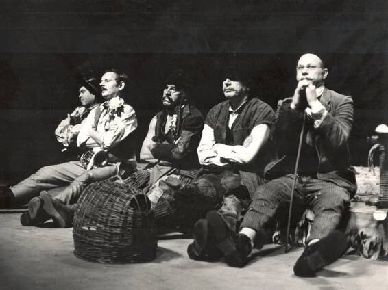 Pokus o lietanie (1980),Ivan Rajniak(Abrahám Šidlo),Juraj Slezáček(Ilijko),Jozef kroner(Matej Nič),KarolMachata(Kvákykváč),Leopold Haverl(Cyro)   Foto Jozef Vavro