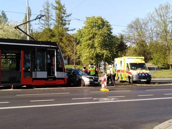 Na Evropské se srazila tramvaj s autem, nehoda omezila dopravu