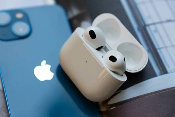 Apple na AirPods 4 šetří. Chybí jim příslušenství, bez kterého se neobejdou
