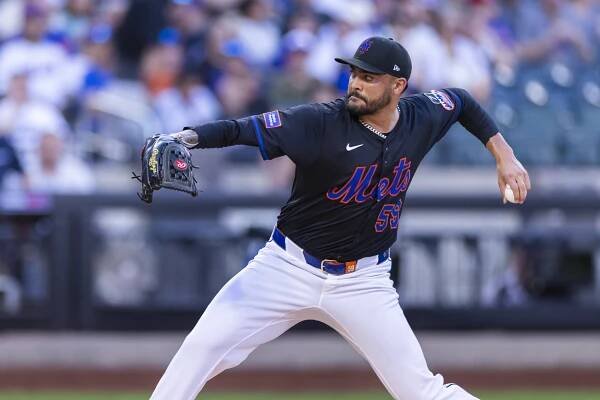 New York Mets pitcher Sean Manaea pitching.
