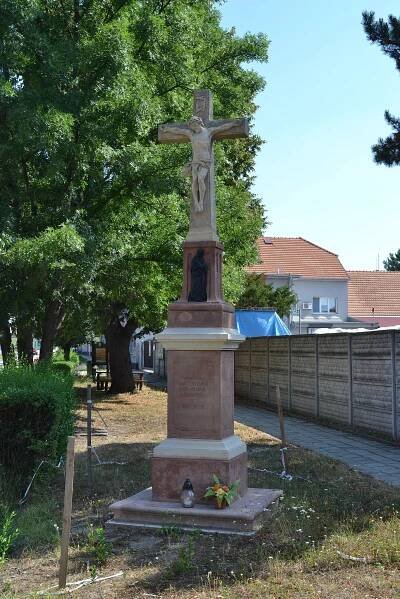 Soubor:Rajhradice - kříž na křižovatce U Sýpky, obr01.jpg – Wikipedie