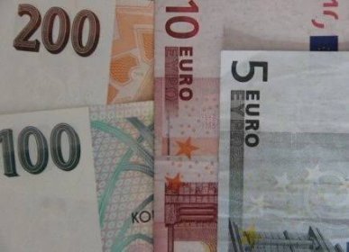 Koruně se dařilo, zpevnila k jednotné evropské měně i vůči dolaru