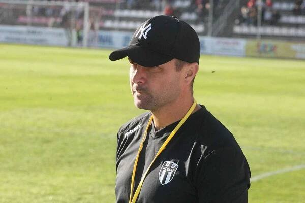 Fotbalisté vedoucí Kroměříže (bíločervené dresy) ve sváteční předehrávce 27. kola MSFL vyzvali Strání.