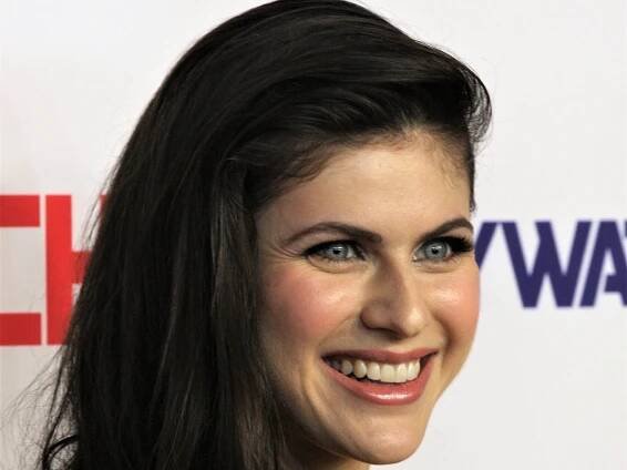 Herečka Alexandra Daddario (36) odhalila svou sexy postavu v minišatech - ČasProŽeny.cz