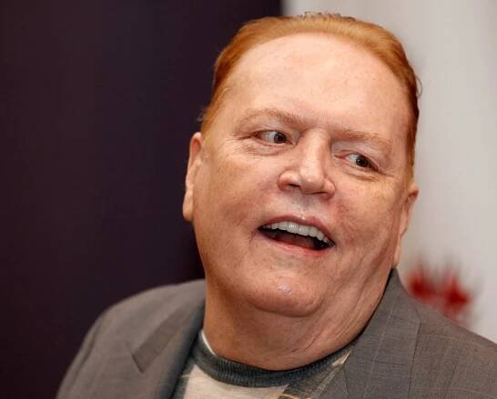 Zemřel král porna Larry Flynt (†78). Přežil pokus o vraždu, kolečkové křeslo mu pozlatili