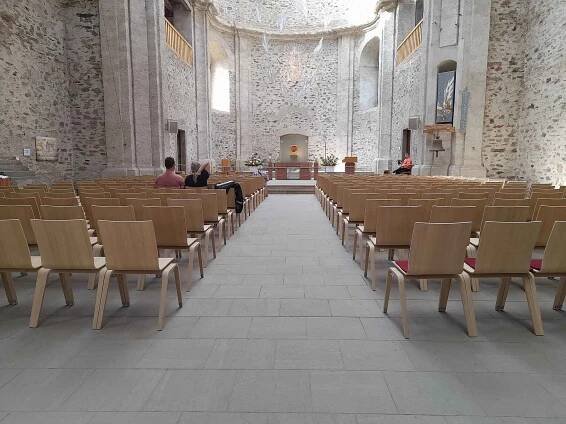 Z neratovského kostela, je vybaven novými židlemi. Konají se tu nejen bohoslužby, ale i kulturní akce.