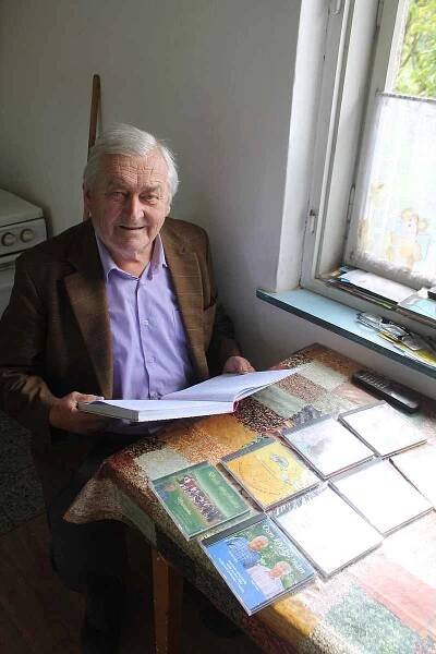 Jaroslav Hájek s knihou, kde má evidovány své písničky. Některé vyšly i na CD.