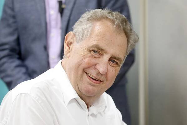 Zeman odjel na Slovensko. Na schůzky bere Mynáře a Nejedlého